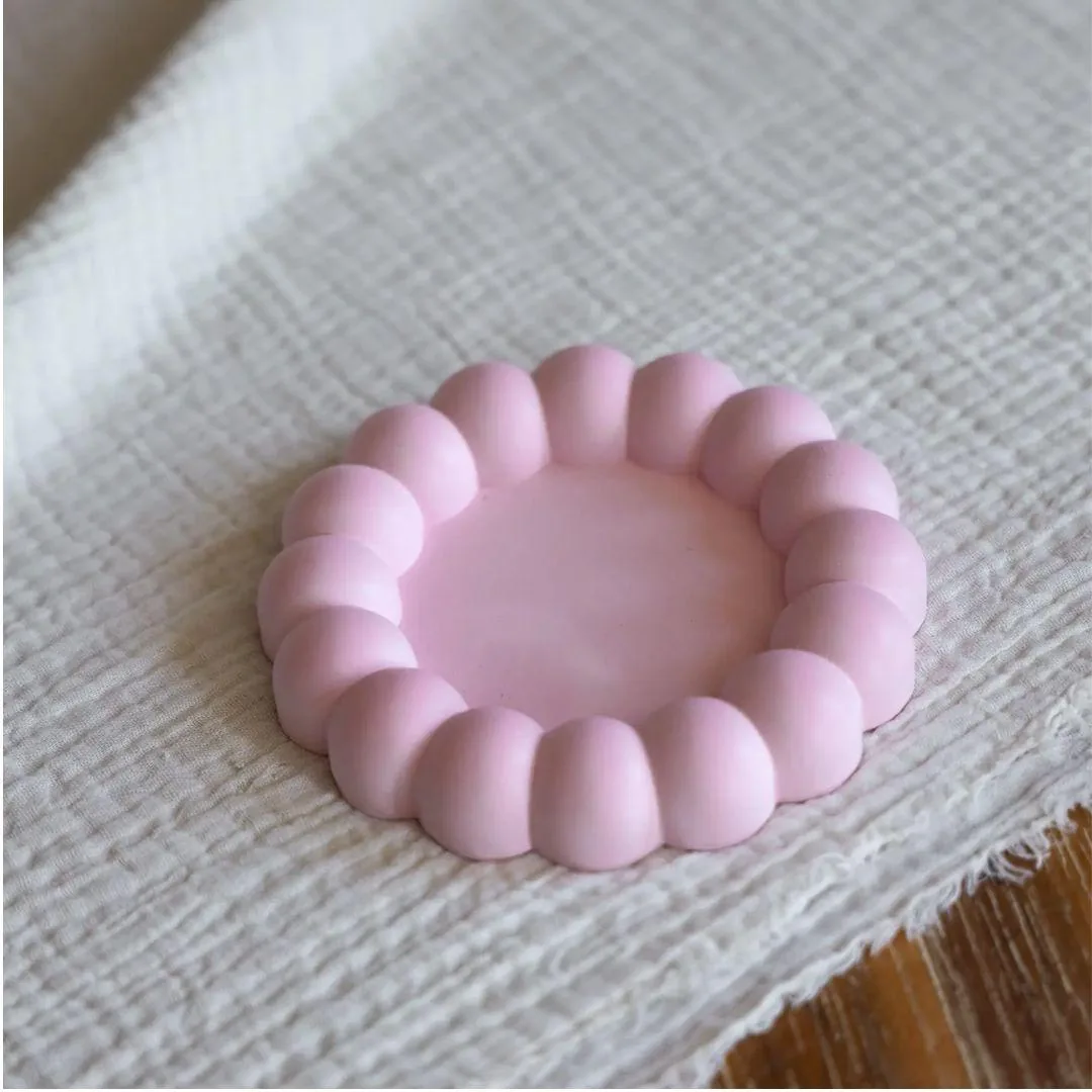 Vassoio rotondo artigianale con bordo a bolle rosa