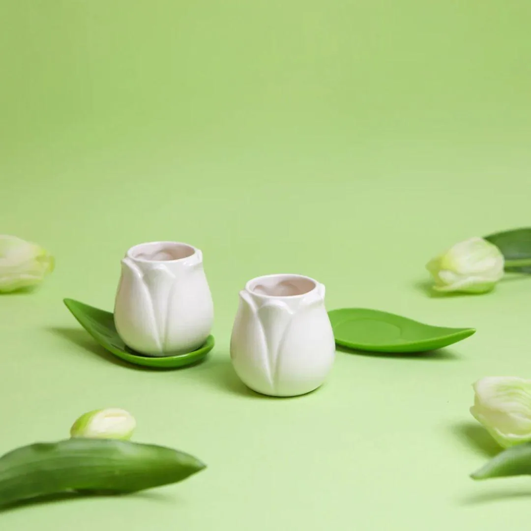 Set 2 tazze da caffè a forma di tulipano bianco con piattini a foglia in ceramica 2