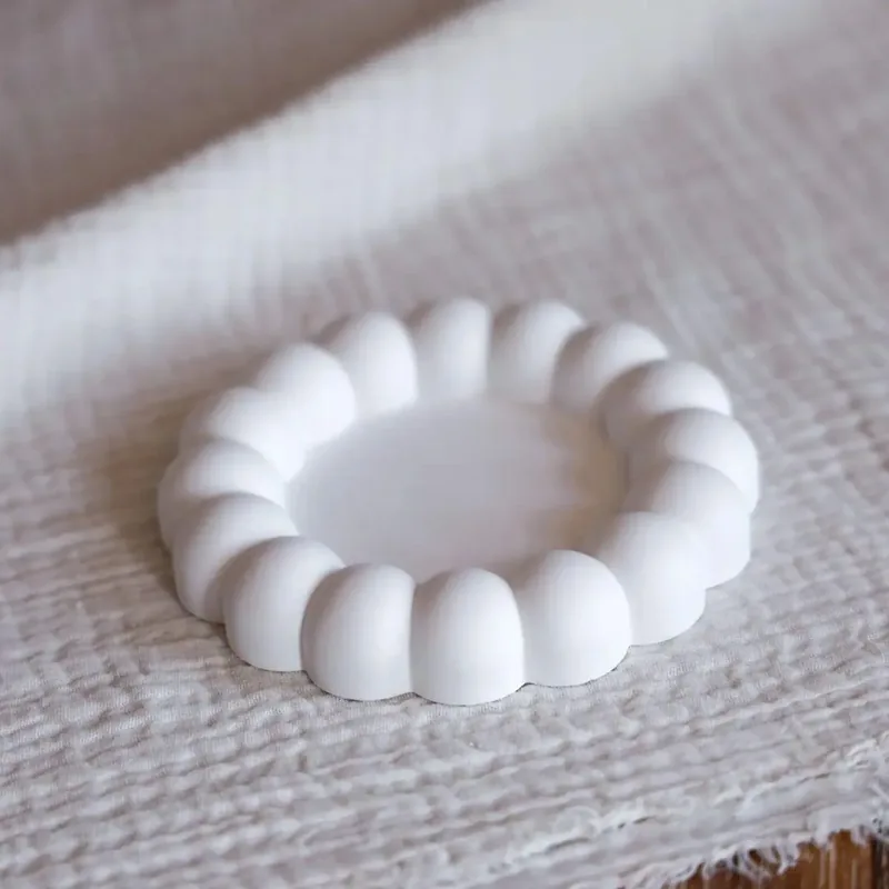 Vassoio rotondo artigianale con bordo a bolle bianco