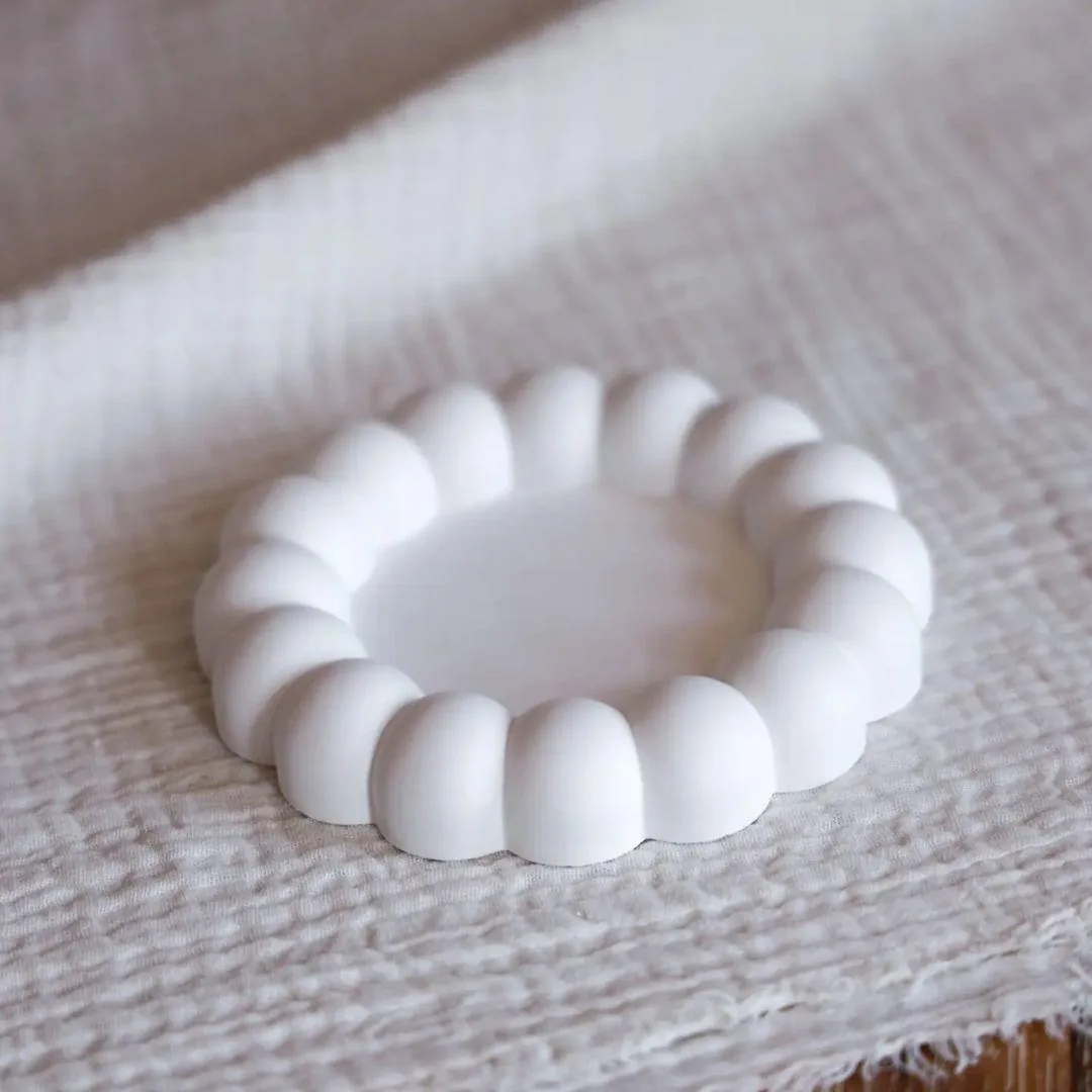 Vassoio rotondo artigianale con bordo a bolle bianco