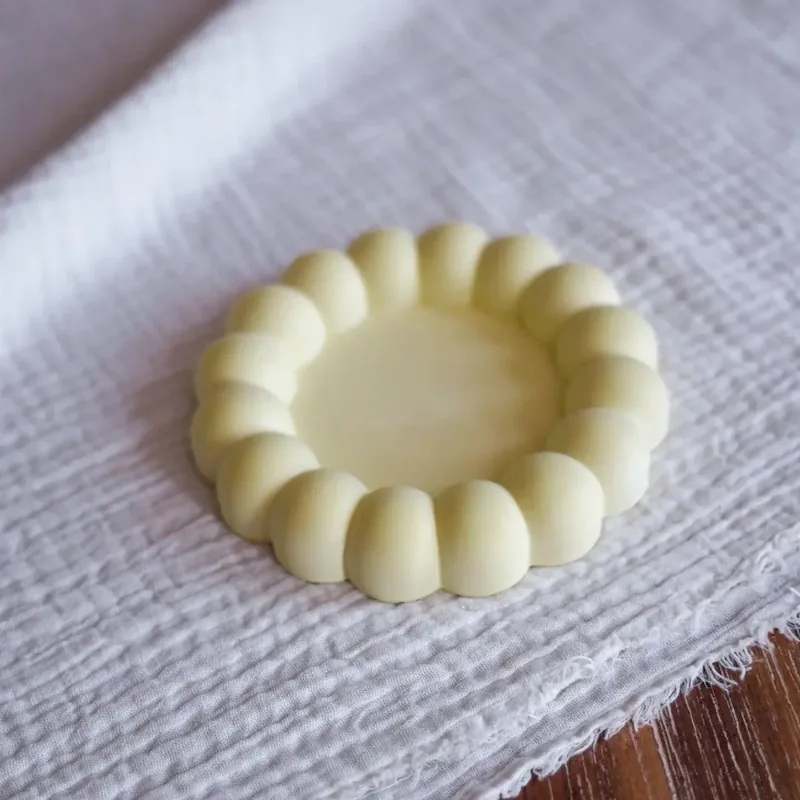 Vassoio rotondo artigianale con bordo a bolle giallo