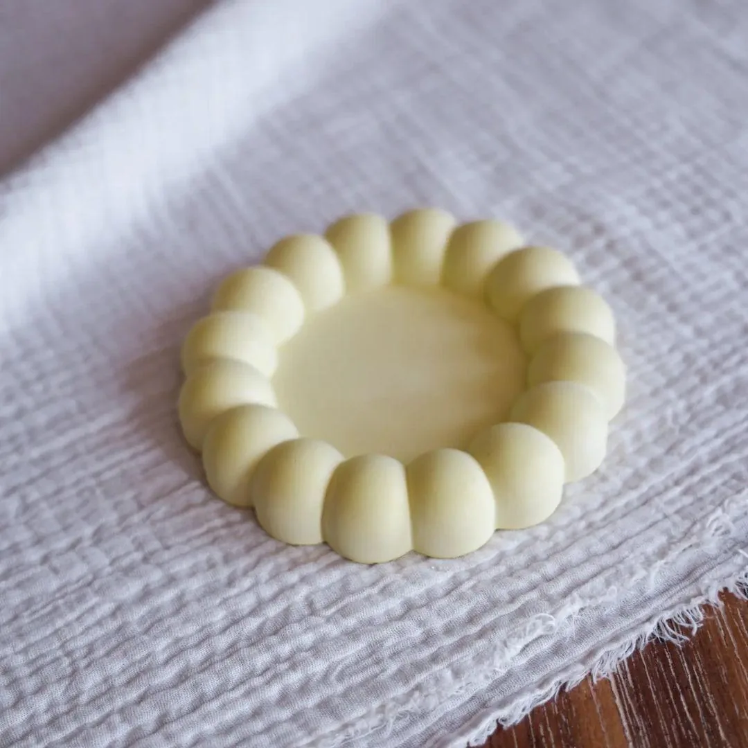 Vassoio rotondo artigianale con bordo a bolle giallo