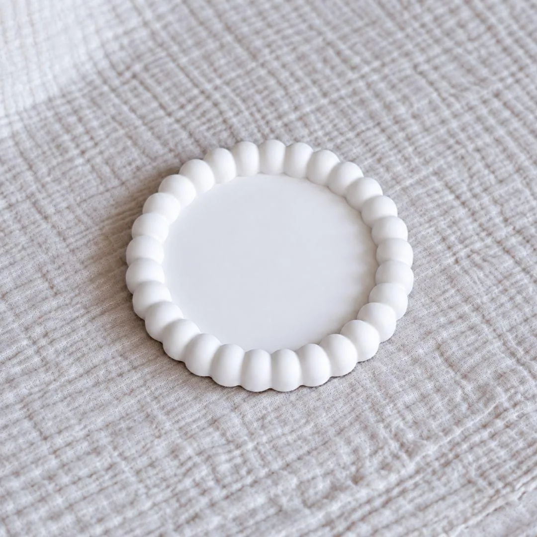 Vassoio rotondo artigianale con bordo a bolle stretto bianco